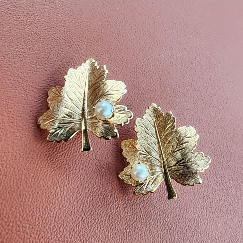 🐢 Vintage Sarah Coventry Clip On earring.  Pearl and Gold.